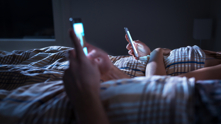 Telefonla Yatağa Girmek Zararlı mıdır?